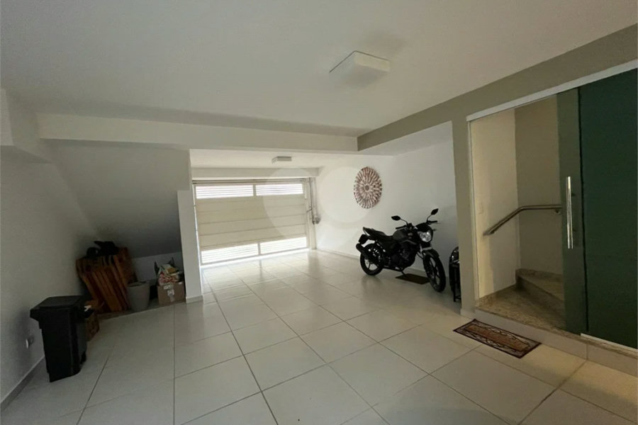 Casa à venda com 4 quartos, sendo 2 suítes, no condomínio Floradas da Serra, São Paulo - SP