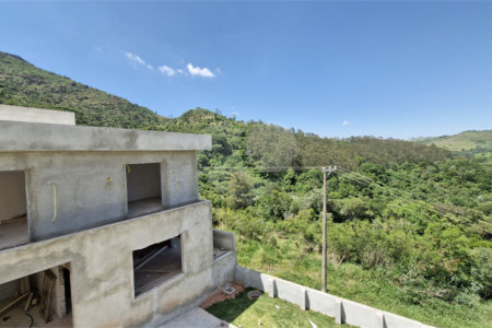 Casa à venda com 4 quartos, sendo 2 suítes, no condomínio Jaboticabeiras, Atibaia - SP