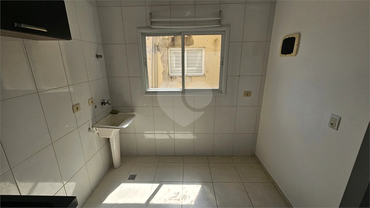 Apartamento Locação Condomínio Anguri com 02 dormitórios com Ar e Sacada