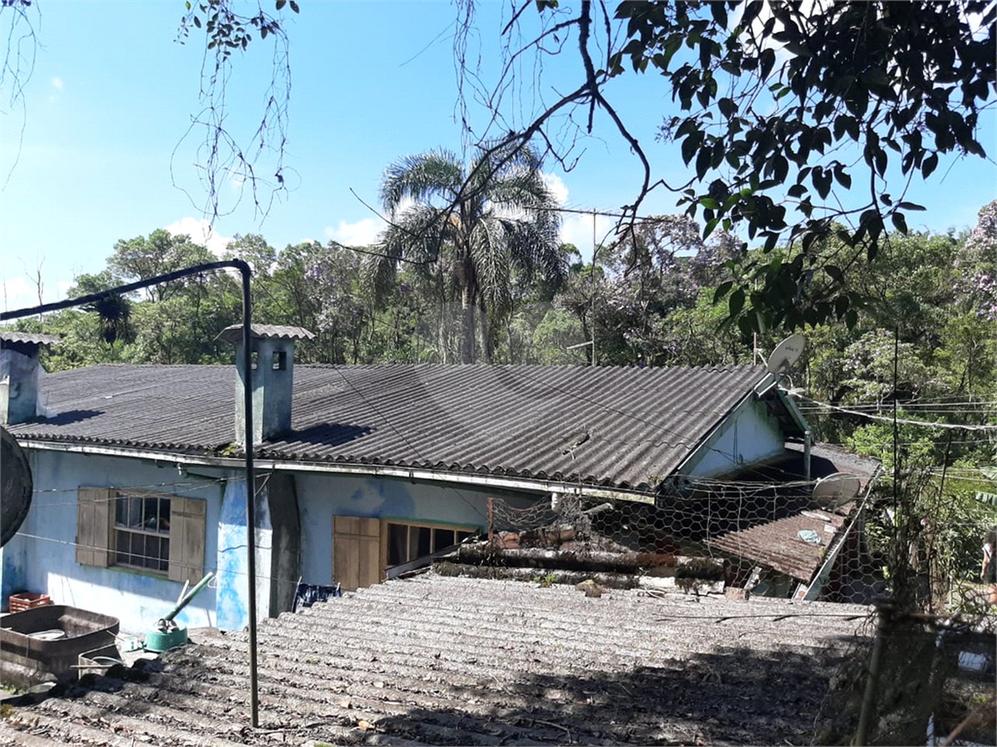Tapiraí Sp - Sítio Santa Clara - Area de 12,1 ha - composto por casa principal, galpões poço artesiano, ótima área para plantios. Fica localizado a aproximadam. 1 quilômetro da prefeitura. Area preservação permanente- 4,6 ha - Area aproveitável - 4,6 ha - area utilizada rural - 2,5 ha -R$ 750.000,00