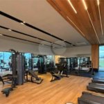 Indaiatuba - Condominio Villa Sapezal - 318 m² de Terreno - 230 m² de Área Construída - 3 suítes, sendo 1 Master com closet planejado - Sala de TV - Sala de estar integrada à Sala de jantar - Cozinha com móveis planejados - Despensa - Escritório planejado - Lavabo - Piscina com preparação para aquec