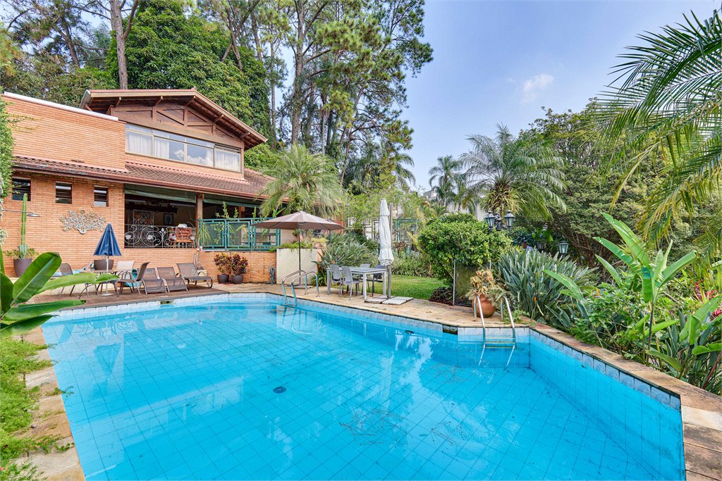 Casa à venda com 4 quartos, sendo 2 suítes, em Jardim Cordeiro, São Paulo, SP