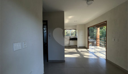 Apartamento à venda com 2 quartos, sendo 1 suíte,  no Centro / Arraial D'ajuda, Porto Seguro, BA
