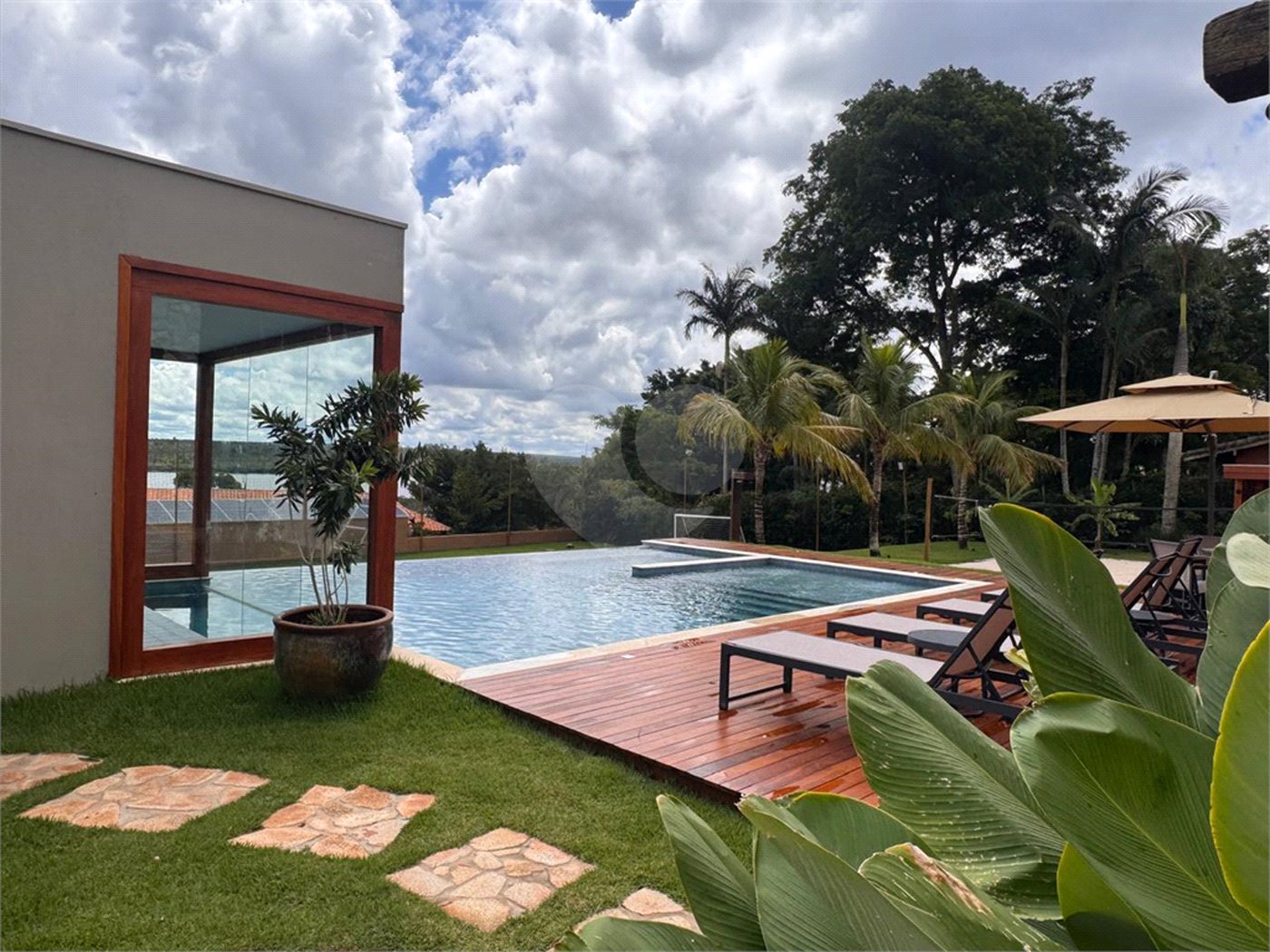 Casa à venda com 6 suítes no condomínio Vila Pinhal, Itirapina - SP