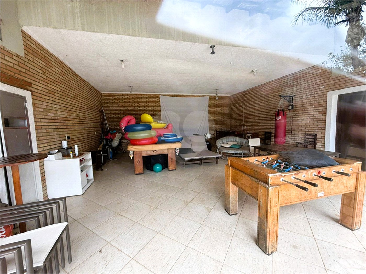 Casa à venda com 4 quartos, sendo 3 suítes, no condomínio Village da Serra, Araçoiaba da Serra - SP