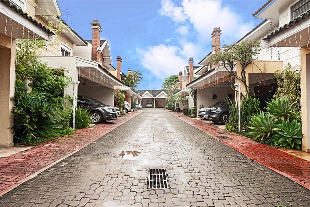 Casa à venda com 4 quartos, sendo 2 suítes, no condomínio Lake Louise, São Paulo - SP