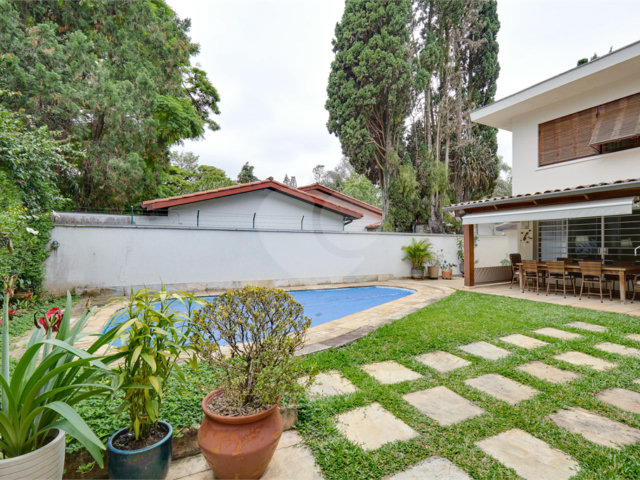 Sobrado à venda com 4 quartos, sendo 1 suíte,  em Granja Julieta, São Paulo, SP
