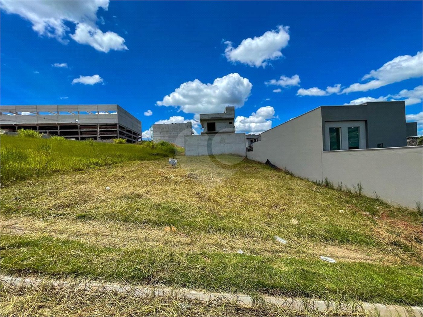 Terreno à venda no condomínio Residencial Jardins da Catalunha, Atibaia - SP