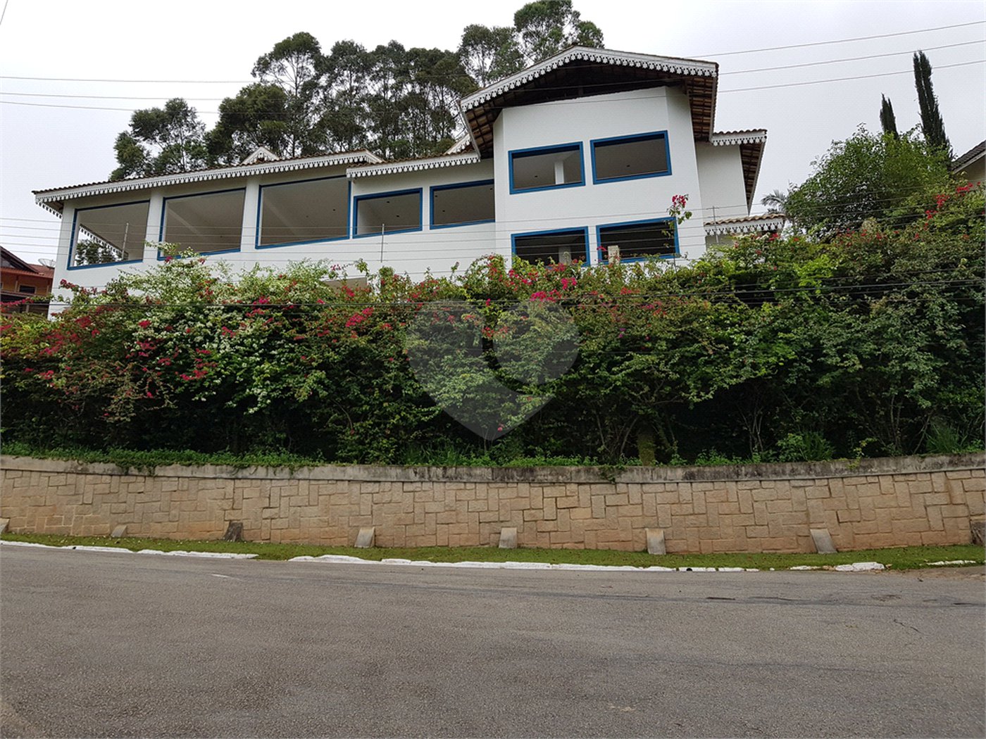 Casa à venda com 4 suítes no condomínio Suíça da Cantareira, Mairiporã - SP