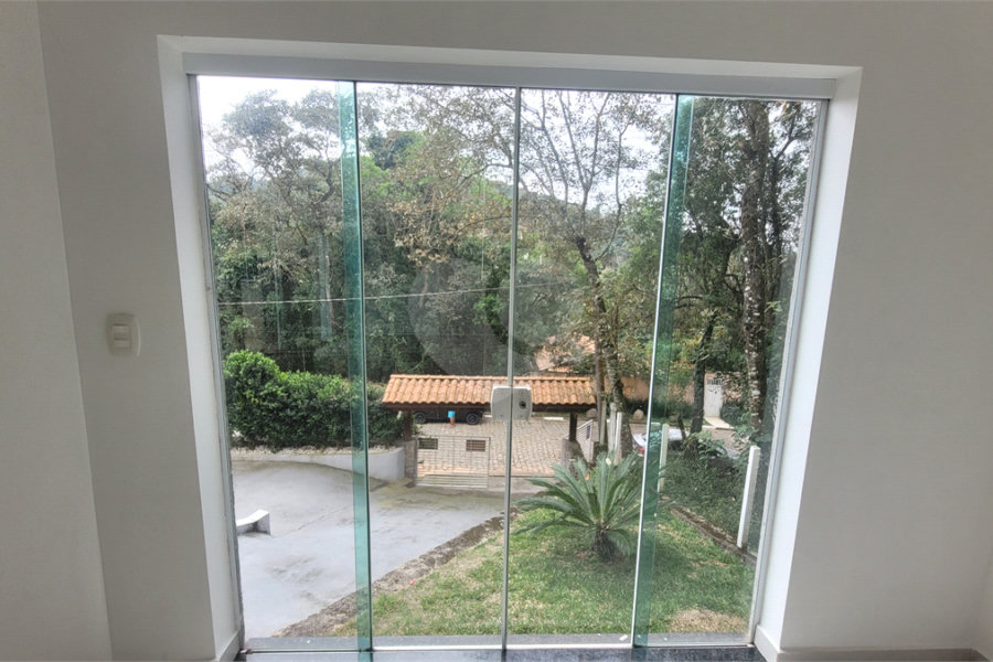 Casa à venda com 4 quartos, sendo 1 suíte, no condomínio Parque Suiça, Caieiras - SP
