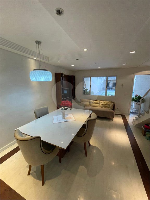 Casa à venda com 3 quartos, sendo 1 suíte, no condomínio Residencial Villagio Vitória, Guarulhos - SP