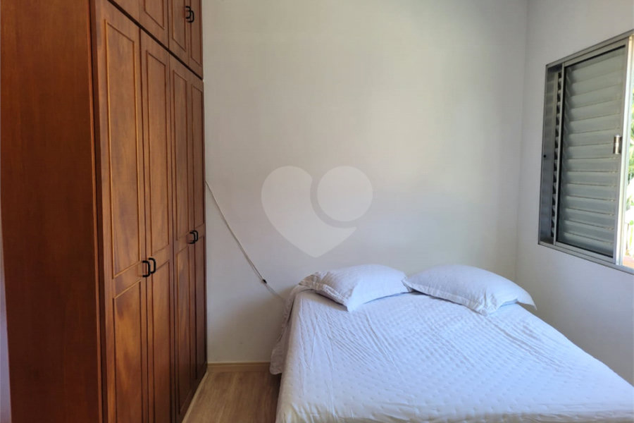 Sobrado com 14 metros de frente , na Região do Jardim Guapira , próximo ao Clube Guapira com 5 dormitórios, sendo 3 suíte com armários embutidos ,banheiro social, Sala para 2 ambientes, escritório com banheiro .cozinha ampla com armários, área de serviço ,dispensa, quintal com banheiro externo c