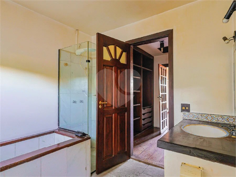Sobrado à venda com 3 quartos, sendo 1 suíte,  em Jardim Leonor, São Paulo, SP