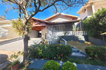 Casa à venda com 3 quartos, sendo 1 suíte, no condomínio Residencial Jardim das Palmeiras, Vinhedo - SP
