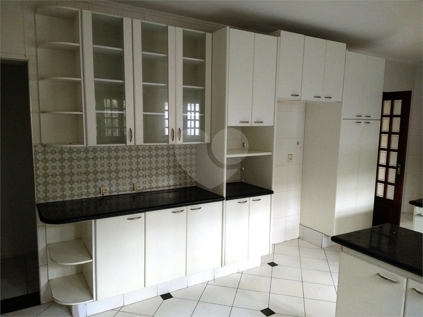 SOBRADO DE 426,0 M² COM 04 SUITES, SALÃO DE FESTAS, 06 VAGAS,06 BANHEIROS E PISCINA PARA LOCAÇÃO OU VENDA NO BARRO BRANCO