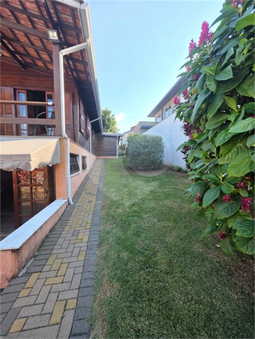 Casa à venda com 3 quartos, sendo 1 suíte, no condomínio Estância Marambaia, Vinhedo - SP