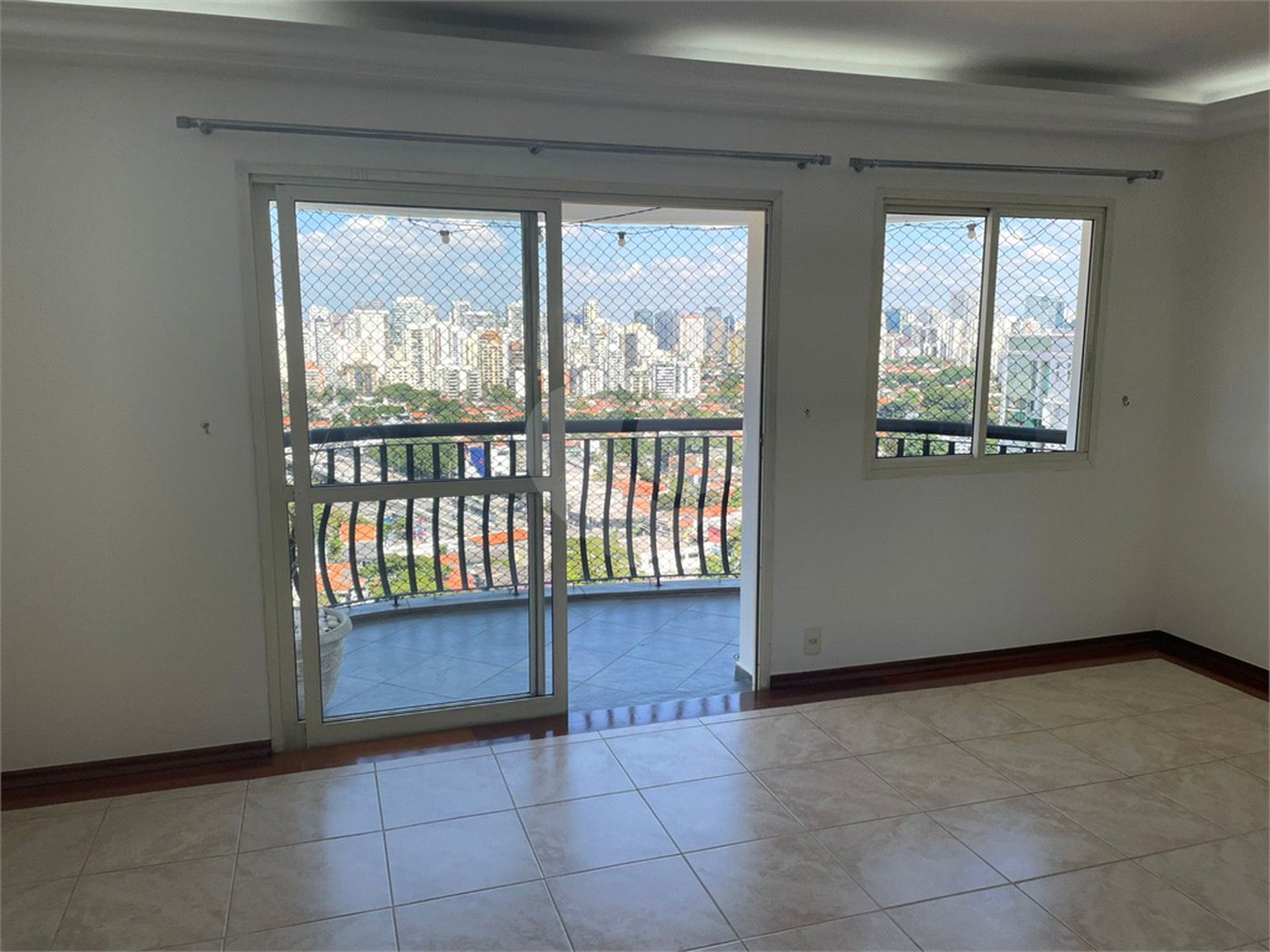 Apartamento para alugar com 3 quartos, sendo 1 suíte, em Indianópolis, São Paulo, SP