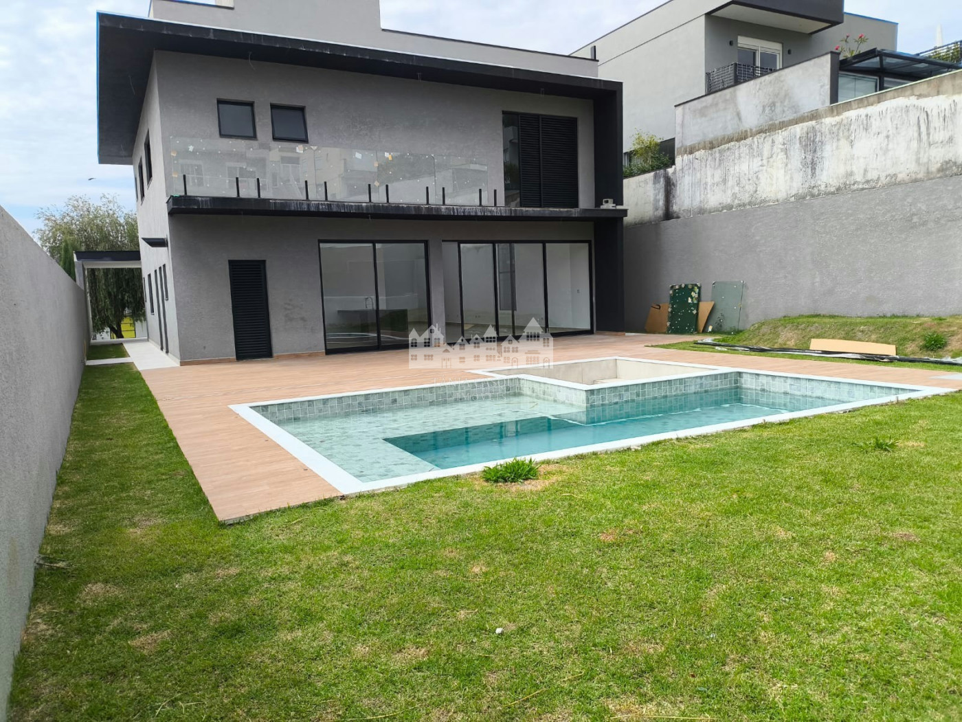 Casa à venda com 4 suítes no condomínio Figueira Garden, Atibaia - SP