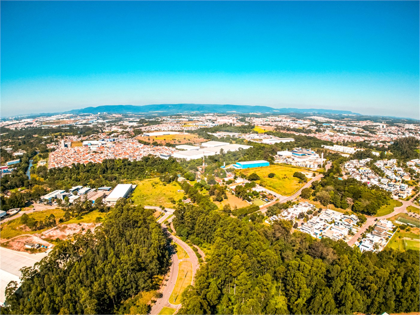Sobrado à venda em Itupeva – 421,80 m² de terreno – 254,28 m² de área construída – 3 dormitórios – 4 banheiros – 4 vagas de garagem