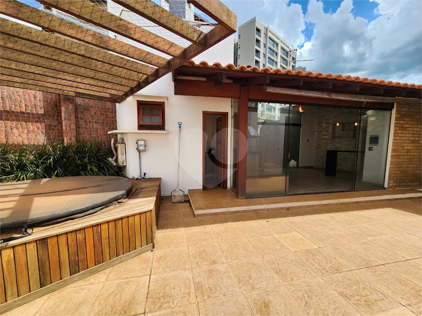 Casa Antiga, Charmosa e Muito Bem Localizada no Condomínio Faber Castell I á venda
