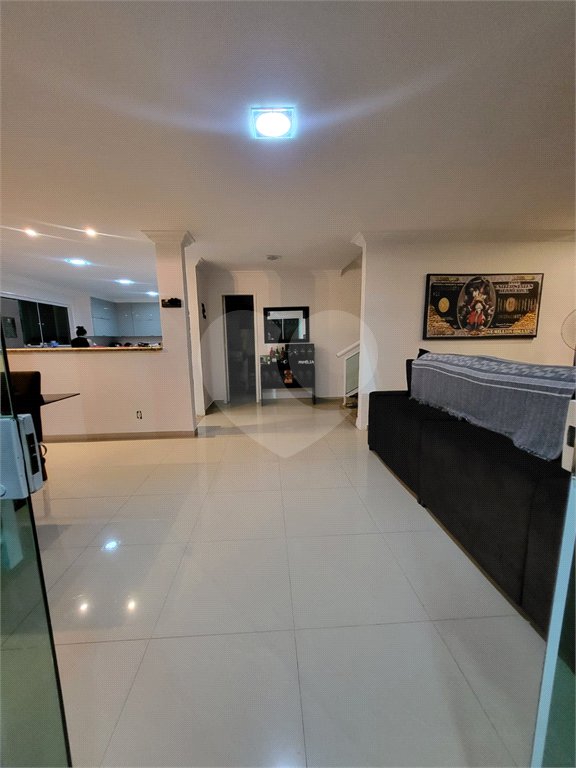 Casa à venda com 4 quartos, sendo 3 suítes, no condomínio Residencial Nelson Pinto, Rio de Janeiro - RJ