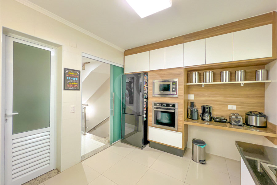 Casa à venda com 4 quartos, sendo 2 suítes,  no condomínio Floradas da Serra, São Paulo - SP