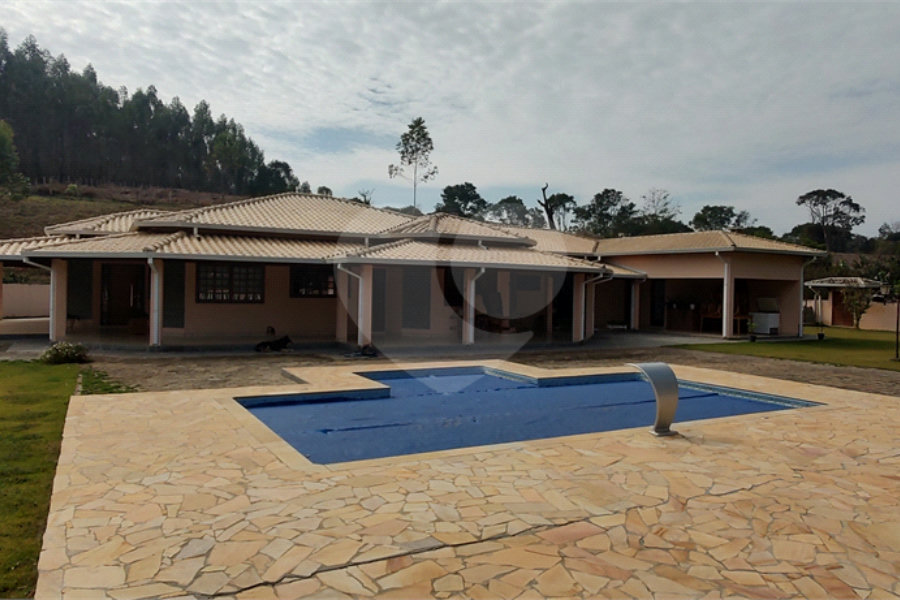 Casa à venda com 4 suítes no Centro, Extrema, MG