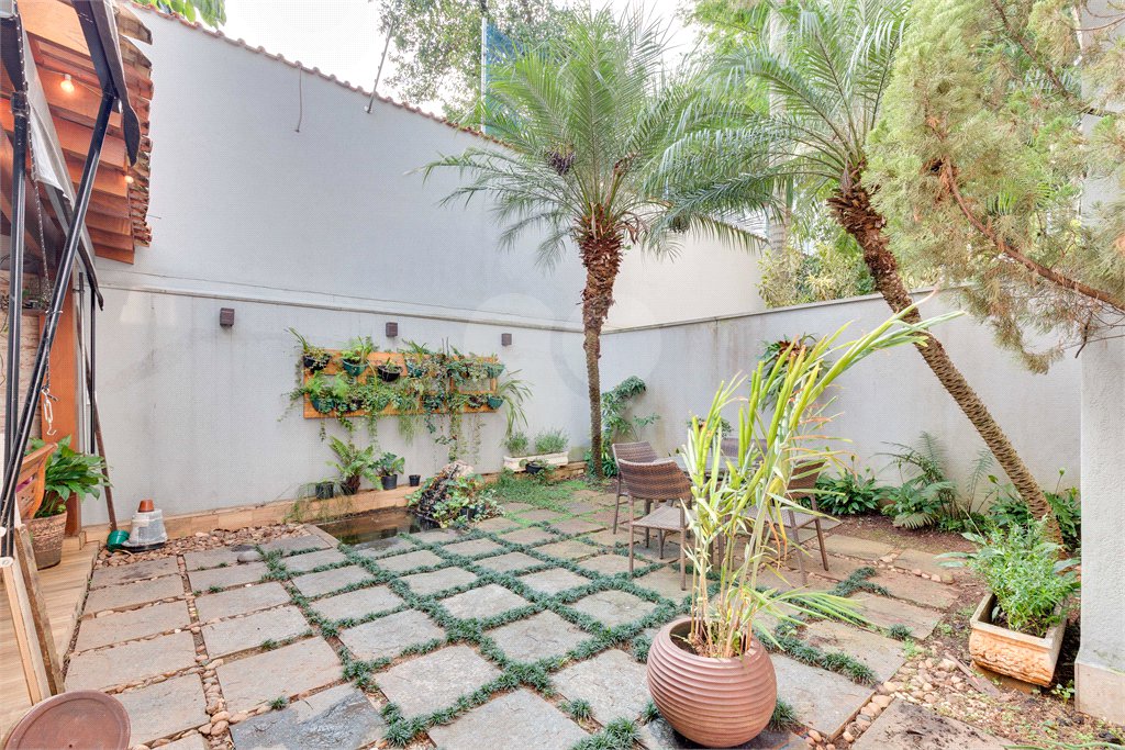 Casa à venda com 3 suítes no condomínio Vila Versalhes, São Paulo - SP
