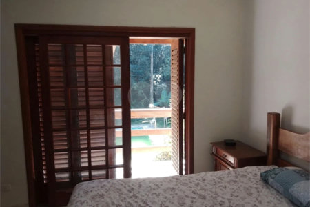Casa à venda com 4 quartos, sendo 1 suíte, no condomínio Quinta da Cachoeira, Embu das Artes - SP