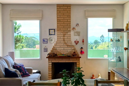 Casa à venda com 3 quartos, sendo 2 suítes, no condomínio Altos de São Roque, São Roque - SP