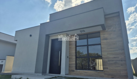 Casa térrea à venda com 4 quartos, sendo 2 suítes, no condomínio Alto da Floresta, Bom Jesus dos Perdões - SP