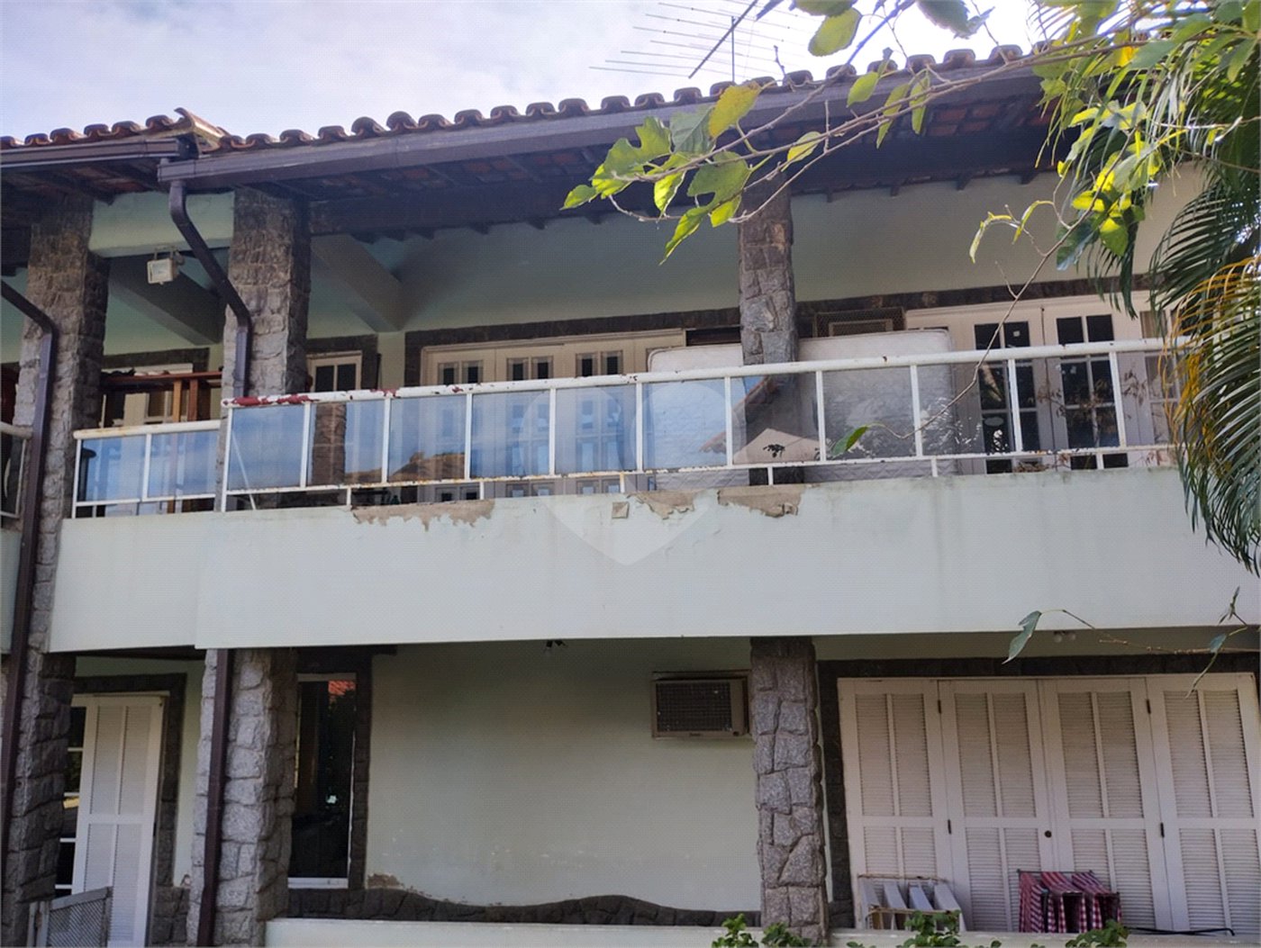 Casa à venda com 5 quartos, sendo 3 suítes, no condomínio Vilarejo, Rio de Janeiro - RJ
