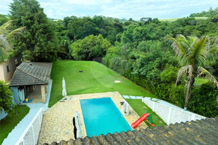 Casa à venda com 4 quartos, sendo 3 suítes, no condomínio Village da Serra, Araçoiaba da Serra - SP