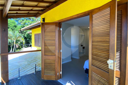 Casa à venda com 4 quartos, sendo 3 suítes, no condomínio Ipê Amarelo, Porto Seguro - BA