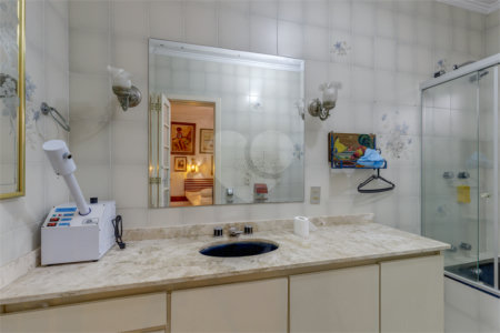 Casa Térrea à venda com 4 quartos, sendo 3 suítes, em Interlagos, São Paulo, SP