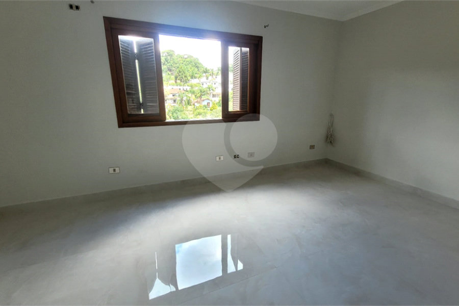 Casa à venda com 5 quartos, sendo 3 suítes, no condomínio Alpes da Cantareira, Mairiporã - SP