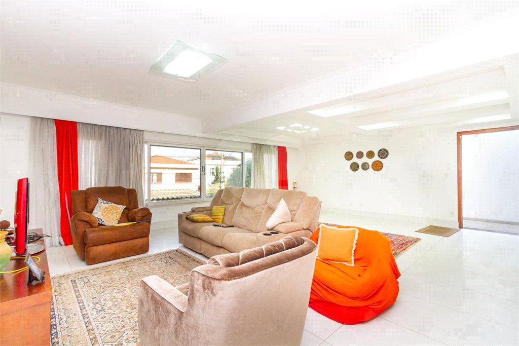 Casa Sobrado à venda com 342 m², 3 dormitórios, sendo 2 suítes, 4 vagas na Vila Mariana - São Paulo.