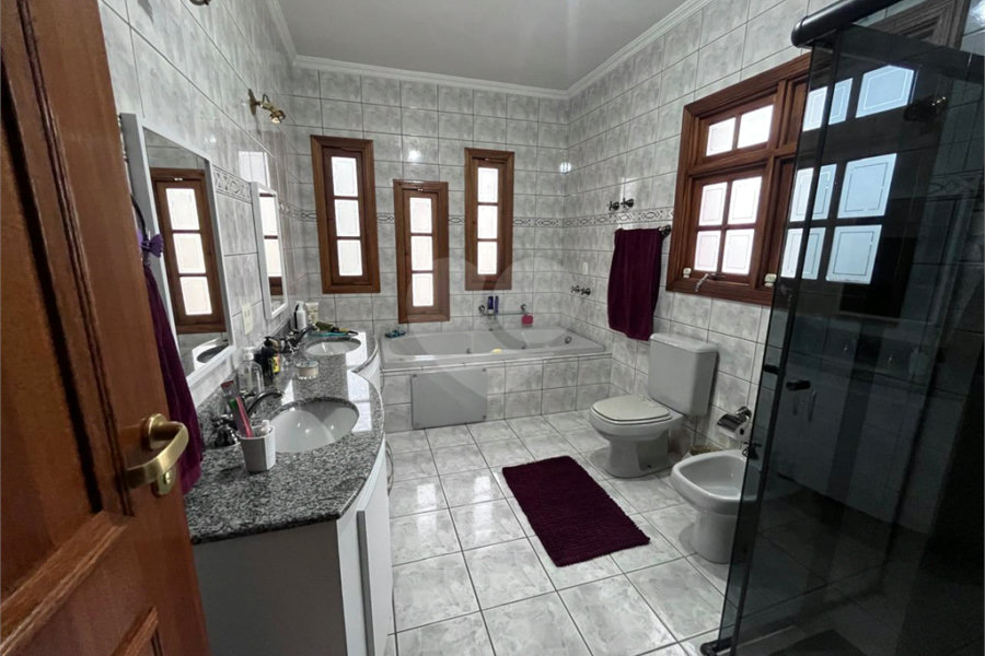 Casa à venda com 4 quartos, sendo 2 suítes, no condomínio Jornalista Américo Ariza, São Paulo - SP