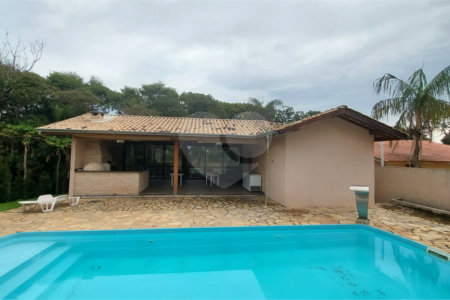 Casa à venda com 4 quartos, sendo 1 suíte, no condomínio Marf II, Bom Jesus dos Perdões - SP
