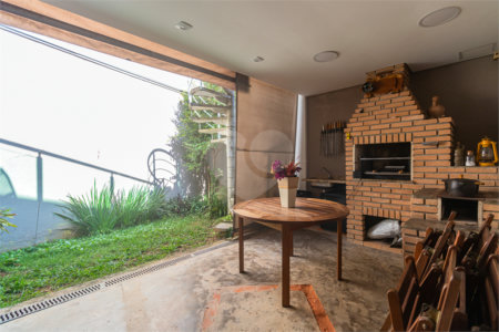 Casa à venda com 4 quartos, sendo 2 suítes, em Jardim Prudência, São Paulo, SP