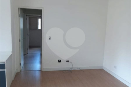 Apartamento à venda com 3 quartos, sendo 1 suíte,  em Vila Olímpia, São Paulo, SP