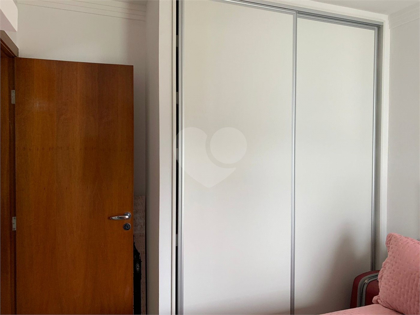 Casa à venda com 3 quartos, sendo 1 suíte, no condomínio Parque Vitória, São Paulo - SP