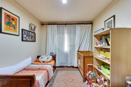 Casa à venda com 4 quartos, sendo 2 suítes, em Jardim Cordeiro, São Paulo, SP