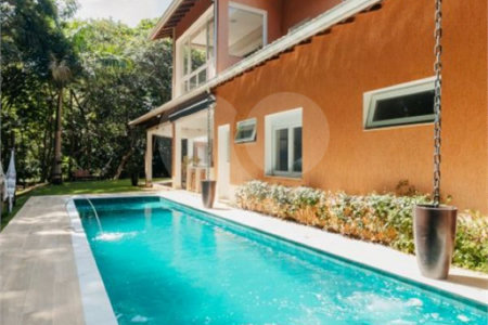 Casa à venda com 5 quartos, sendo 4 suítes, no condomínio Figueira Garden, Atibaia - SP