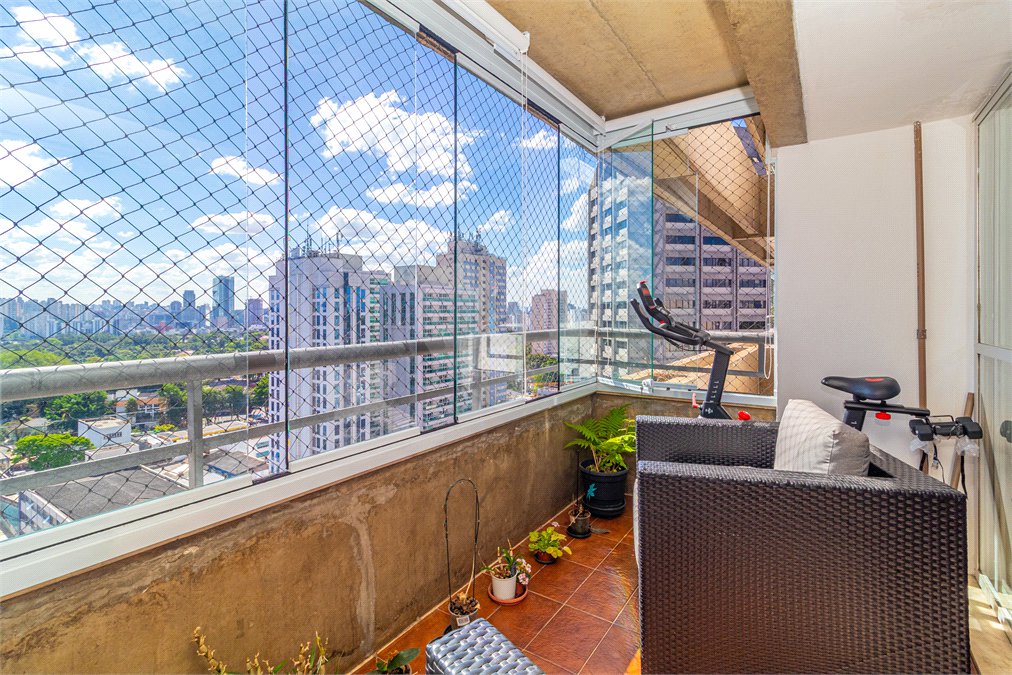 Apartamento à venda com 3 quartos, sendo 1 suíte,  em Alto da Boa Vista, São Paulo, SP