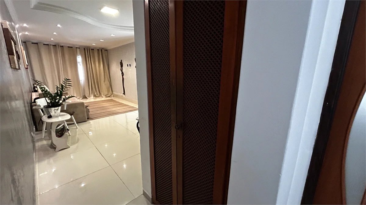 Sobrado à venda com 3 quartos, sendo 2 suítes, em Cidade São Francisco, São Paulo, SP
