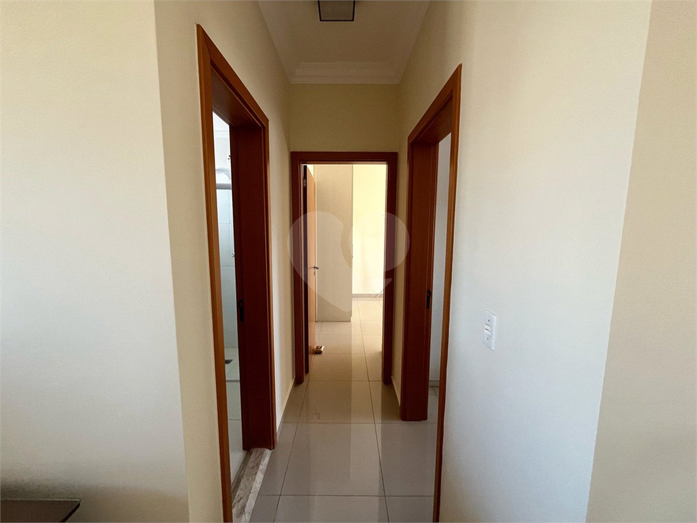 Apartamento mobiliado com 2 dormitórios sendo 1 suíte