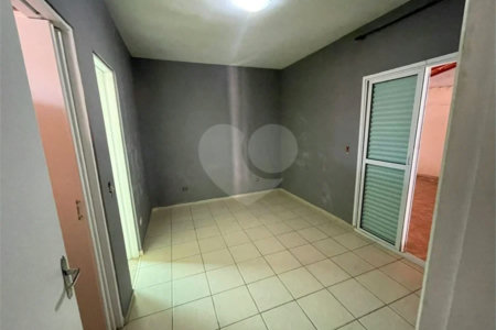 Sobrado com 4 dormitórios, 2 suítes, closet, varandas, escritório, jardim de inverno, espaço gourmet com churrasqueira e fogão a lenha e 3 vagas.