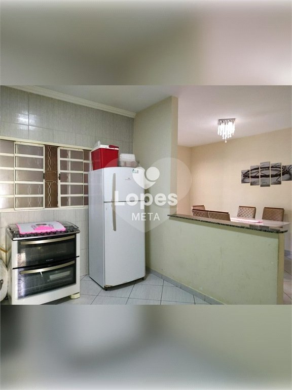 Esta encantadora casa, situada no tranquilo bairro Jardim Bandeirantes, na zona sul de São José dos