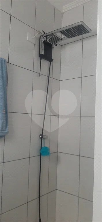 3 dormitórios, 2 suítes, banheiro, sala, cozinha ampla e 2 vagas de garagem